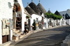alberobello-trulli-cameraconjacuzzi.jpg
